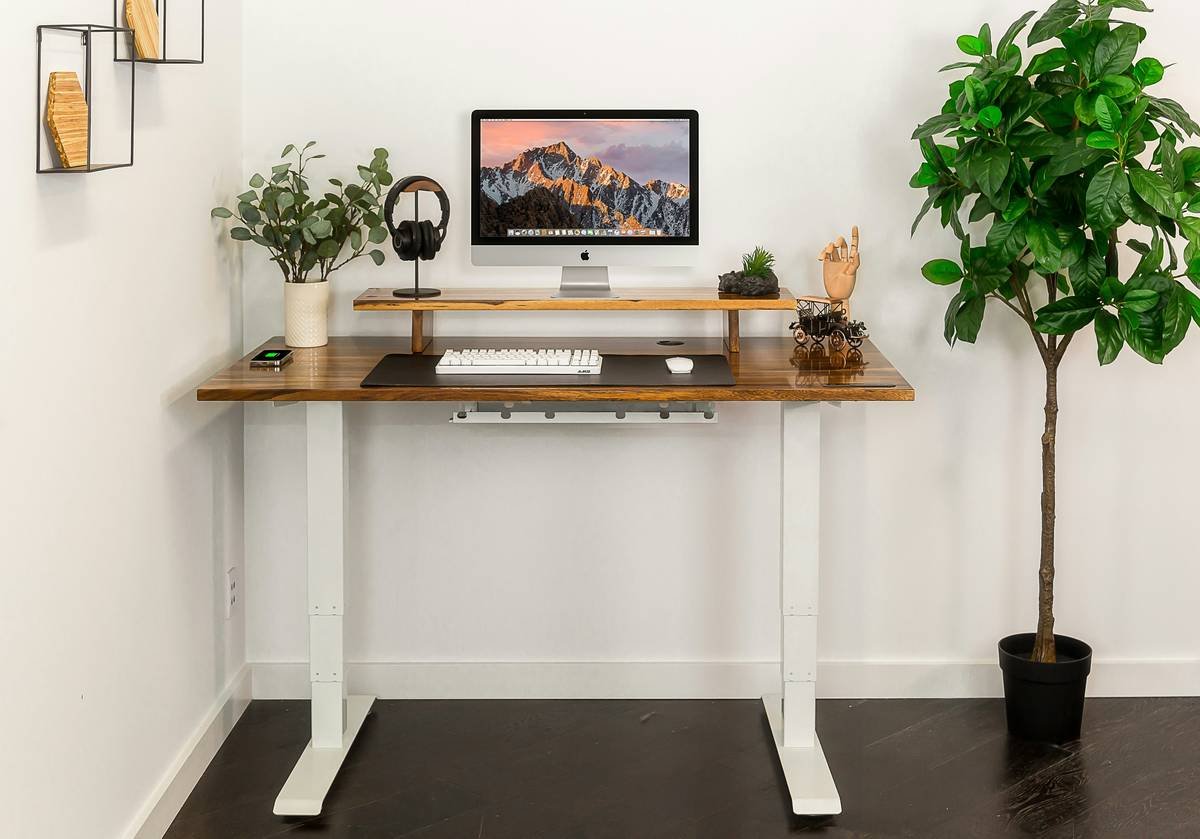 Made with high-quality materials and innovative technology, this desk is designed to provide comfort and convenience while working. With its elegant and sleek design, this desk will be a perfect addition to any workspace.