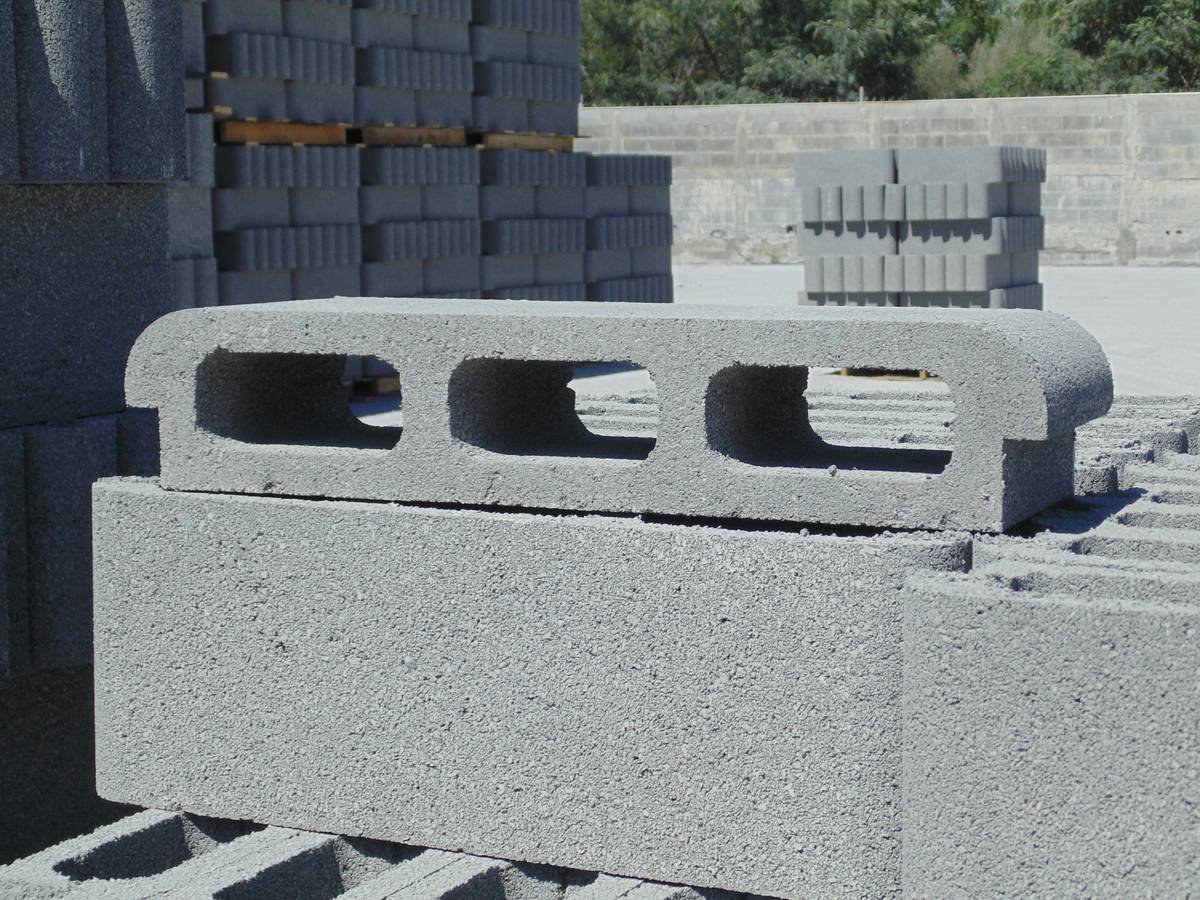 Vista por el frente de una bovedilla de cemento arena en nuestra fabrica de prefabricados de concreto en Monterrey, en nuestro patio de almacenaje.